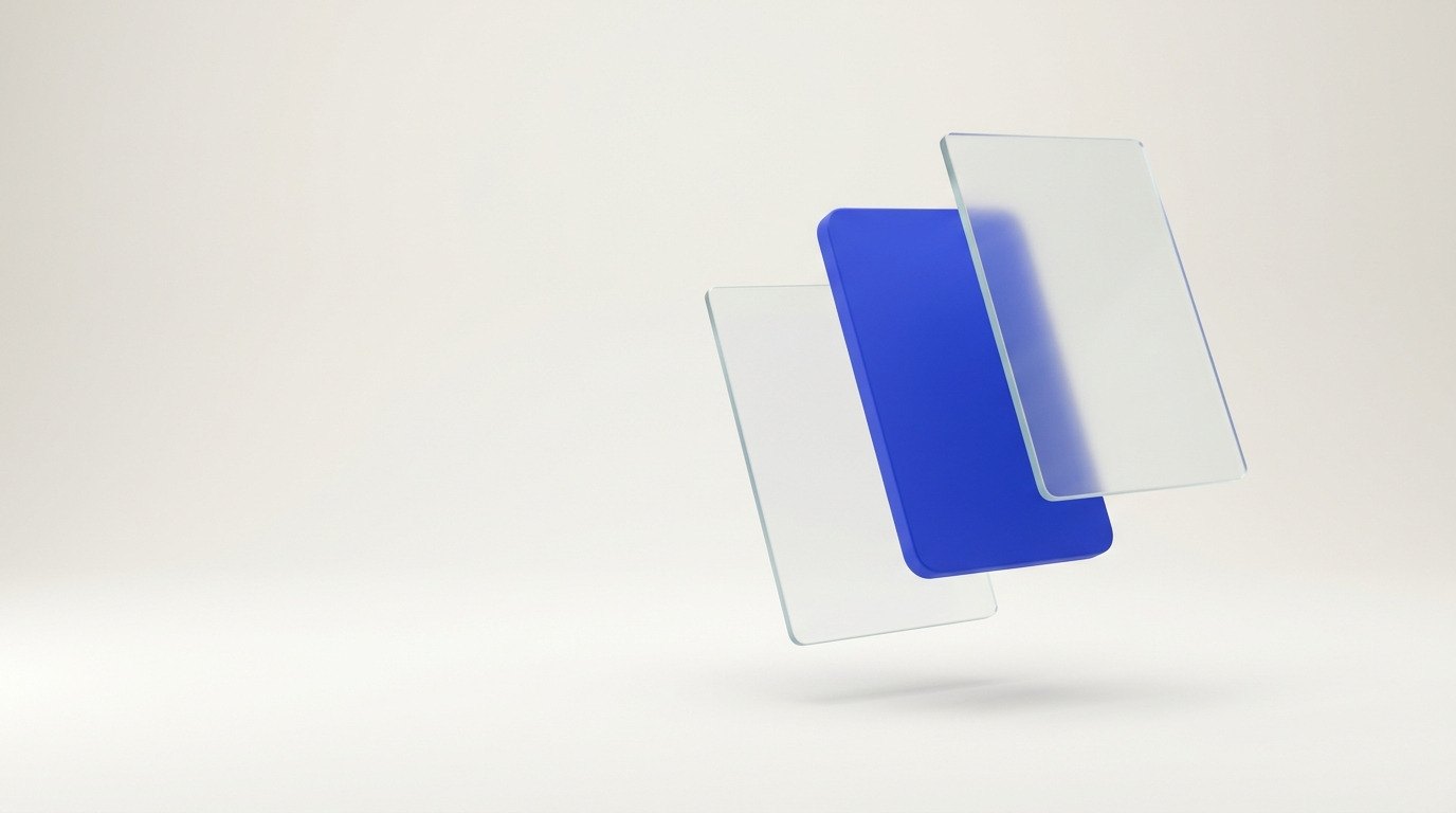 Abstrakte, minimalistische Komposition aus Glasflächen und einem kobaltblauen Element